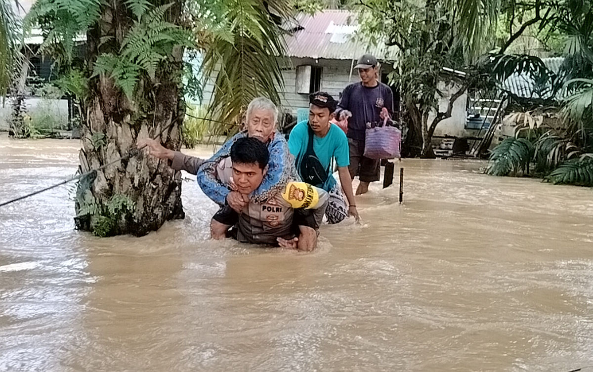 Polisi Evakuasi Lansia hingga Berikan Bantuan Korban Banjir di Rokan Hulu